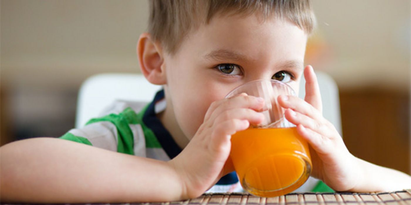 Getränke für Kinder enthalten oft viel zu viel Zucker.