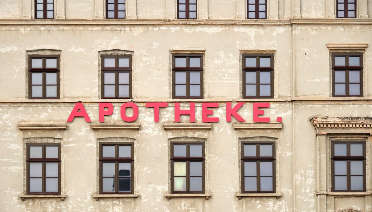 Apotheken-Schild auf einem alten Gebäude.