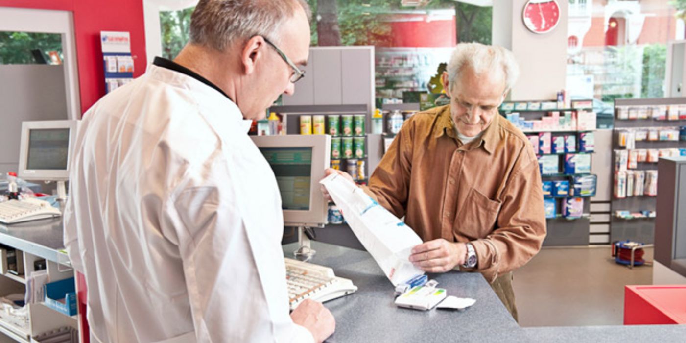 Der Apotheker kann überprüfen, ob die Medikamente des Patienten eventuell das Risiko für Osteoporose oder Stürze erhöhen.