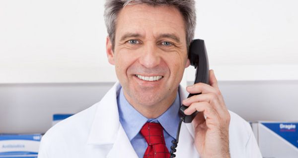 Telefonierender Arzt