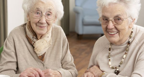 Zwei nette, alte Damen beim Tee