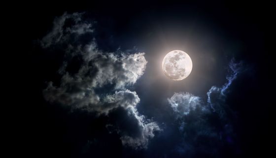 Vollmond hinter Wolken. 