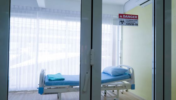 Krankenhausbett auf Covid-19-Station.