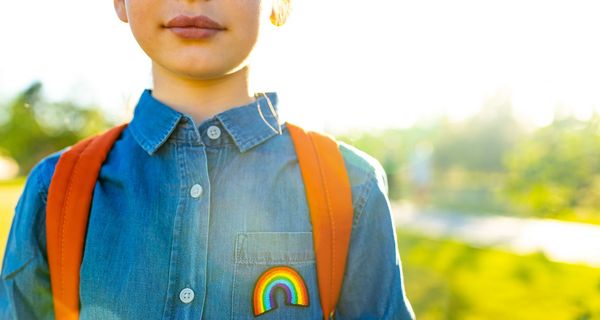 Jugendliche mit Regenbogen-Print auf dem Oberteil.