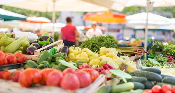 Marktstand mit Gemüse und Obst.