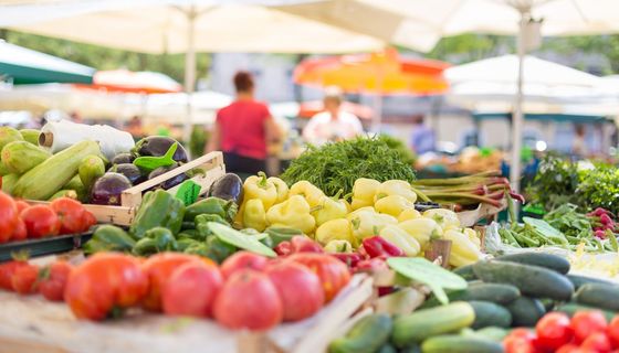 Marktstand mit Gemüse und Obst.