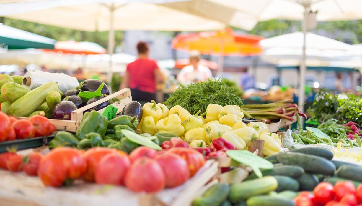 Marktstand mit Gemüse und Obst.