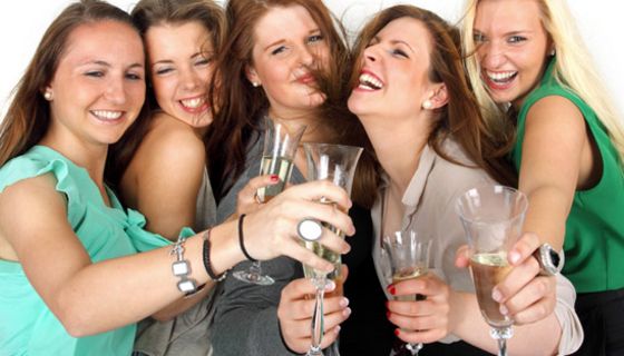 Junge Frauen trinken Sekt.