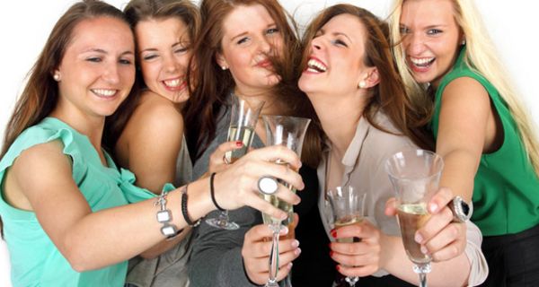 Junge Frauen trinken Sekt.