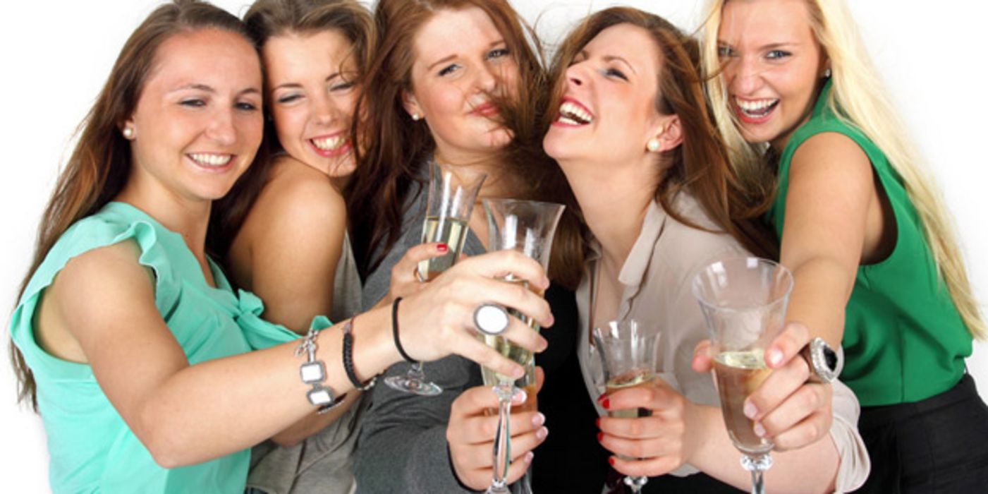 Junge Frauen trinken Sekt.