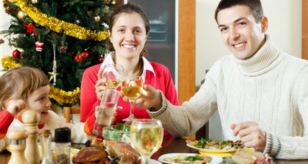 Familie beim Weihnachtsfestmahl