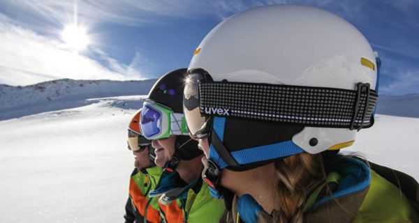 Eine passende Skibrille senkt das Risiko für Unfälle beim Skifahren.