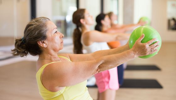 Ältere Frau, macht Sport.