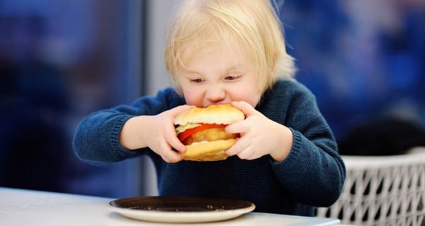 Eltern, die lange arbeiten, haben eher dicke Kinder.