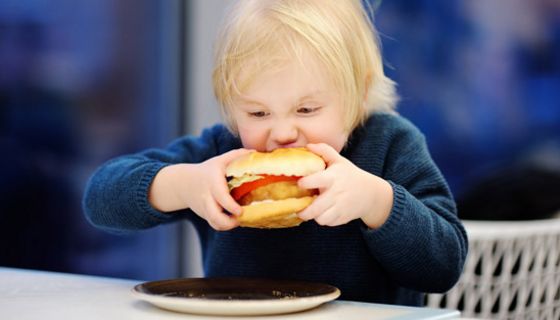 Eltern, die lange arbeiten, haben eher dicke Kinder.