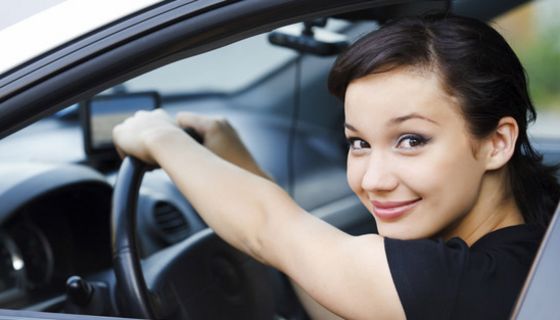 Junge Frau am Steuer eines Autos