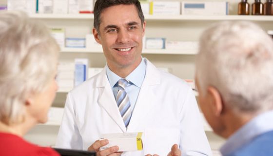 Apotheker berät Patienten.