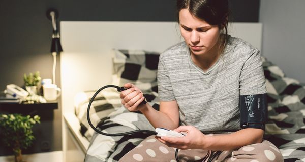  Mehr Stress, Sorgen oder Angst vor einer Ansteckung im Krankenhaus: Gründe für einen hohen Blutdruck in der Corona-Pandemie gibt es viele. 