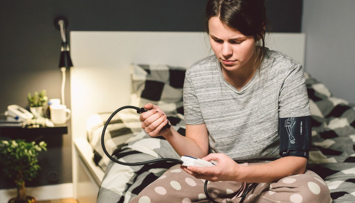  Mehr Stress, Sorgen oder Angst vor einer Ansteckung im Krankenhaus: Gründe für einen hohen Blutdruck in der Corona-Pandemie gibt es viele. 