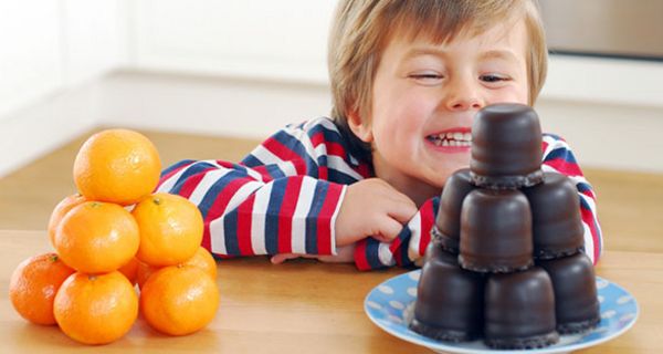 Damit Kinder nicht zu viele Süßigkeiten naschen, müssen Eltern Regeln zum Umgang damit aufstellen.