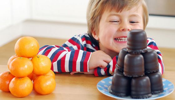 Damit Kinder nicht zu viele Süßigkeiten naschen, müssen Eltern Regeln zum Umgang damit aufstellen.