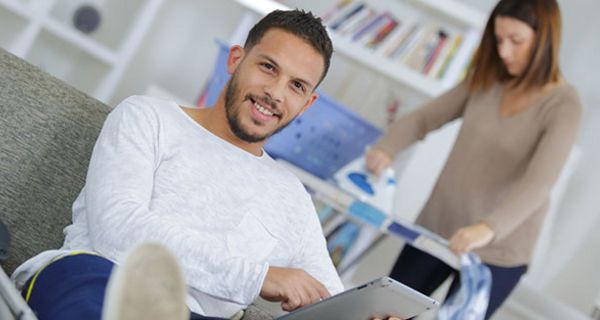 Männer faulenzen oft, wenn ihre Frauen im Haushalt arbeiten.