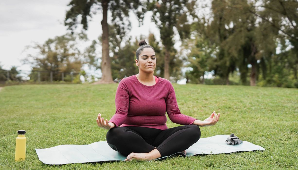 Frau, macht Yoga im Park.