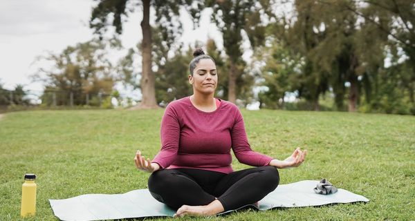 Frau, macht Yoga im Park.