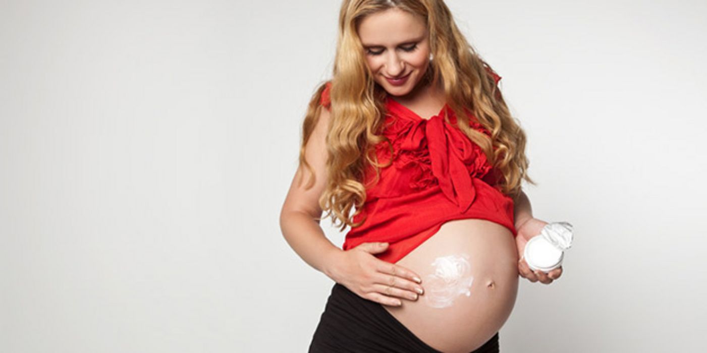 Bei Schwangerschaftsstreifen handelt es sich um Dehnungsstreifen der Haut.