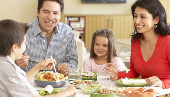 Familienmahlzeit: Warum Ruhe beim Essen wichtig ist.