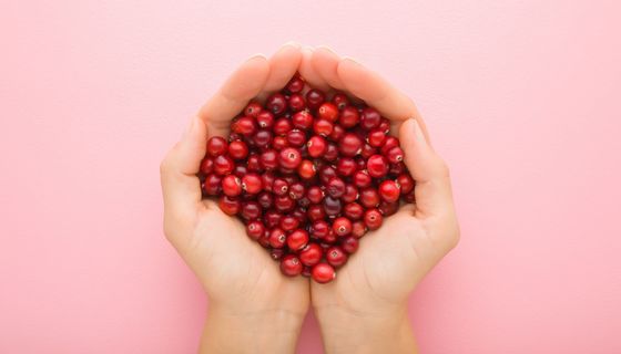 Frau, hält Cranberrys in ihrer Hand.