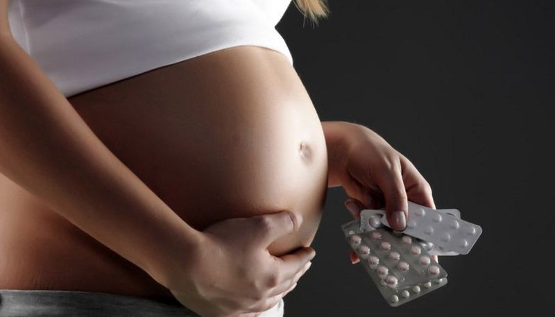 Frauen, die regelmäßig Medikamente einnehmen, besprechen eine geplante Schwangerschaft am besten mit ihrem Arzt.