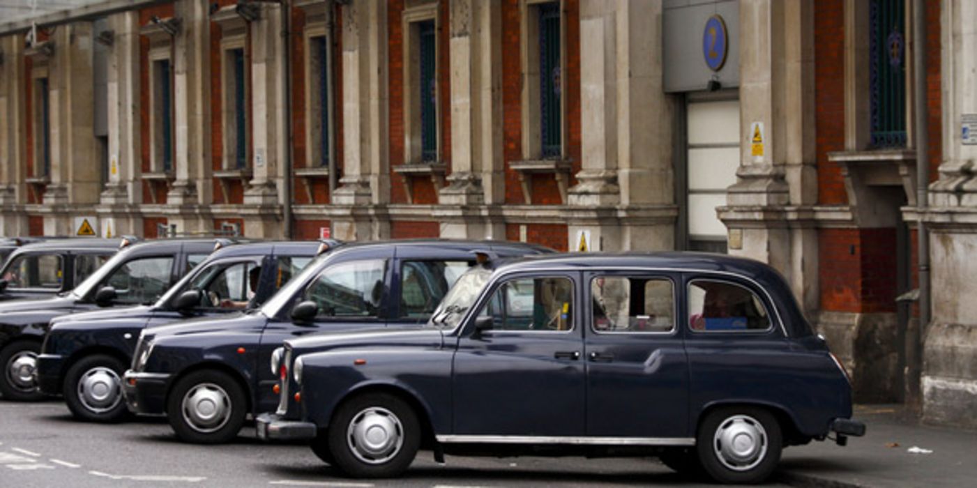 Londoner Taxis in einer Reihe.