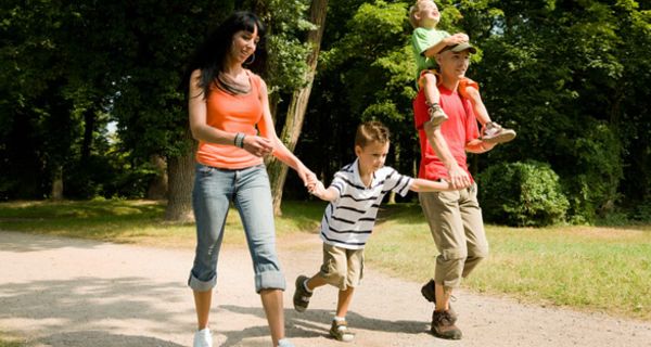 Familie auf Wanderschaft