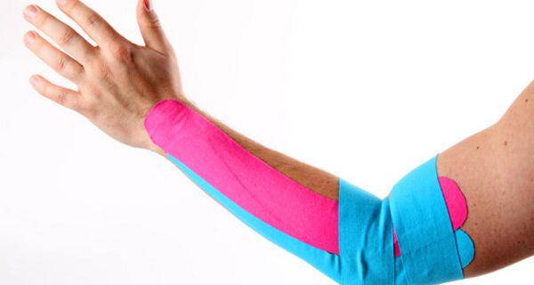 Mit Kinesio-Tape beklebter Arm