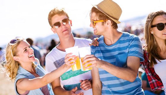 Das BfR warnt davor, Energy Drinks mit Alkohol zu kombinieren.