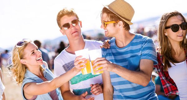 Das BfR warnt davor, Energy Drinks mit Alkohol zu kombinieren.