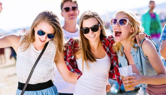 Jugendliche trinken auf Partys oft mehr als einen Liter Energy-Drinks - pur oder gemischt mit alkoholischen Getränken. 