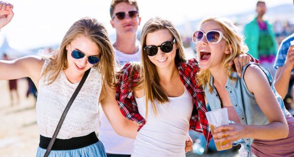Jugendliche trinken auf Partys oft mehr als einen Liter Energy-Drinks - pur oder gemischt mit alkoholischen Getränken. 