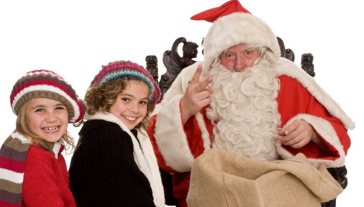 Weihnachtsmann beschenkt Kinder.