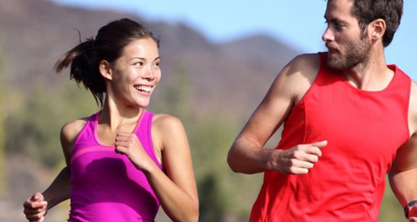 Junge Frau und junger Mann joggen