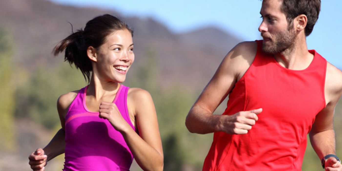 Junge Frau und junger Mann joggen