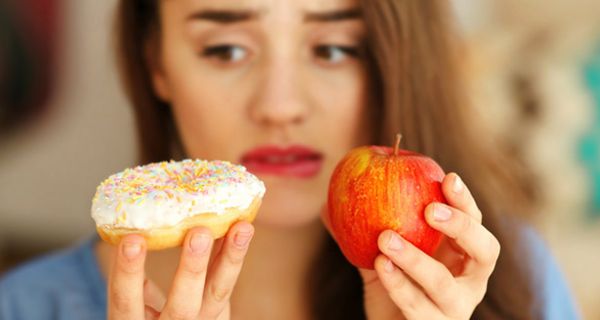 Süß oder lieber gesund? Wir wir uns entscheiden, kann man oft schon an den Händen ablesen.