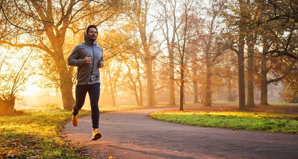Mann, joggt im Park.
