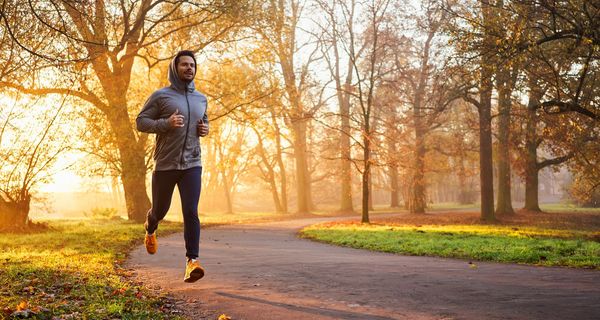 Mann, joggt im Park.