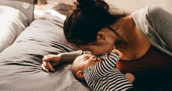 Wenn Eltern mit ihrem Baby reden, richtet sich das Aufmerksamkeitssystem der Kleinen auf die Sprache der Eltern. 