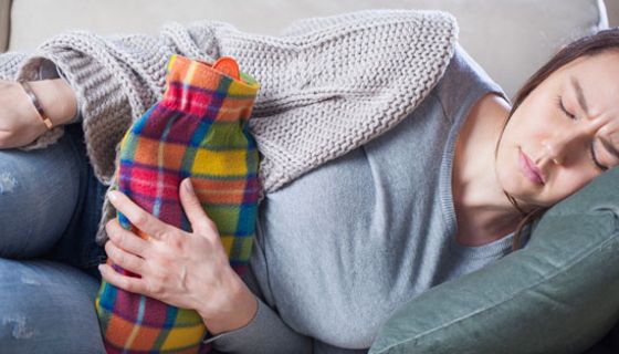 Viele Frauen leiden unter mehr oder weniger starken Regelbeschwerden.
