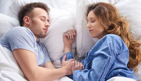 Paare, die sich ein Bett teilen, haben eine höhere Schlafqualität.
