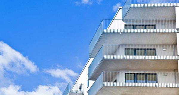 Mehrstöckiges Haus vor blauem Himmel.