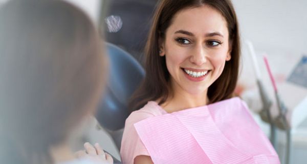 Keine Angst beim Zahnarzt: Wird Karies früh behandelt, lässt sich der Einsatz des Bohrers verhindern.